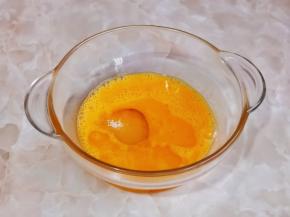 加入白砂糖，玉米油打至均匀。