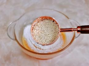 加入白芝麻，搅拌至无干粉。