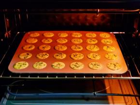 入烤箱中层，上下155度烤20分钟。