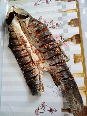 这就是已经晾晒了20天的腊鱼，今天准备收起来，放冰箱冷冻保存，顺便做一个醪糟焖鱼吃！