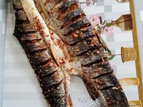 这就是已经晾晒了20天的腊鱼，今天准备收起来，放冰箱冷冻保存，顺便做一个醪糟焖鱼吃！