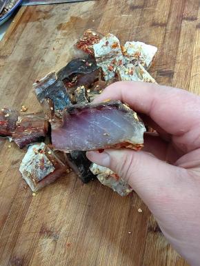 用刀切成小块！里面的肉特别的香！