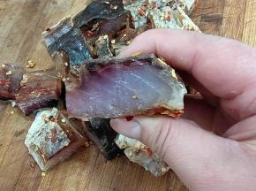 用刀切成小块！里面的肉特别的香！