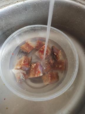 用温水浸泡半天，中途换几次水，去掉腊鱼里面多余的盐分！捞出沥干水分备用！