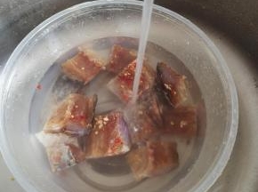 用温水浸泡半天，中途换几次水，去掉腊鱼里面多余的盐分！捞出沥干水分备用！