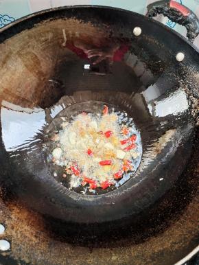 起锅烧油，放入生姜，花椒，蒜瓣，干辣椒爆香！