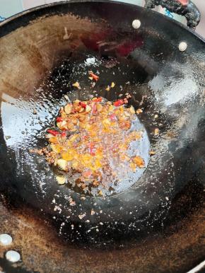 放入一勺郫县豆瓣酱炒出红油，也可以根据自己的喜好把郫县豆瓣酱换成辣椒粉！