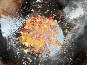 放入一勺郫县豆瓣酱炒出红油，也可以根据自己的喜好把郫县豆瓣酱换成辣椒粉！