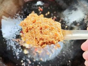 加入一勺醪糟，炒出酒香味！