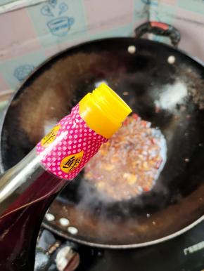 放入一勺生抽！