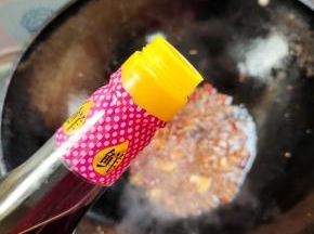 放入一勺生抽！