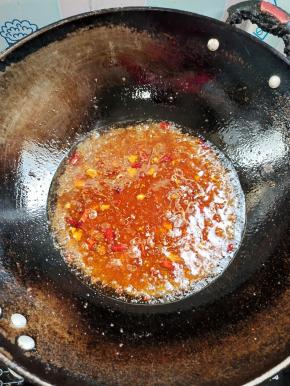 倒入适量的清水煮开后，再煮两分钟！