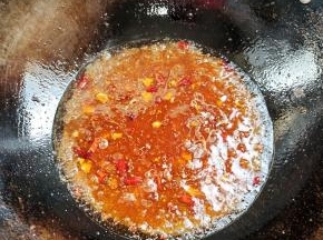 倒入适量的清水煮开后，再煮两分钟！