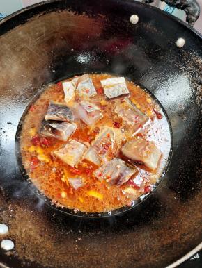 放入鱼块儿！翻炒均匀！