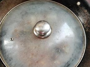 盖上盖子焖5~8分钟！