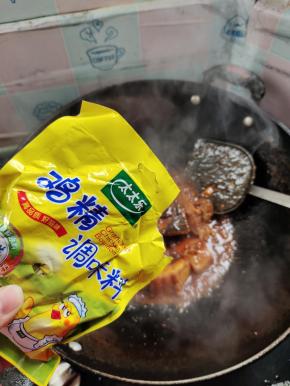 放入一勺鸡精调味！