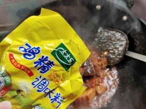 放入一勺鸡精调味！