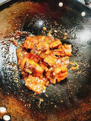 起锅前放入适量的葱花即可！