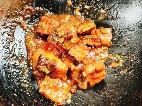 起锅前放入适量的葱花即可！