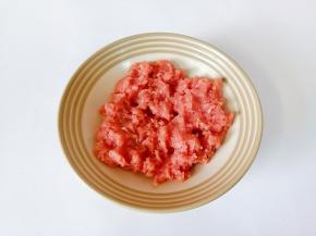 猪肉去除筋膜剁碎。