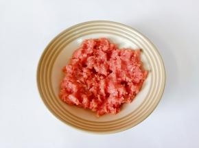 猪肉去除筋膜剁碎。