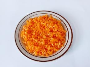 胡萝卜削皮切小丁。