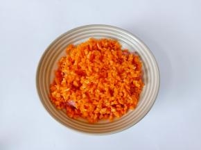 把胡萝卜猪肉放在碗里。