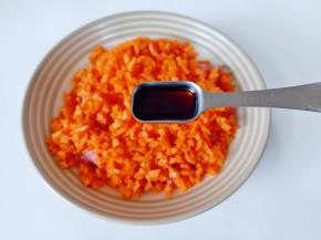 加入生抽一勺。