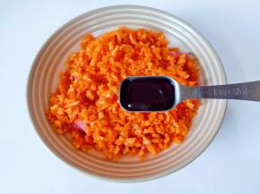 加入蚝油一勺，盐半勺。