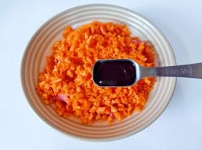 加入蚝油一勺，盐半勺。