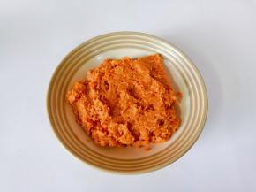 用筷子搅拌均匀，再加一点芝麻油。