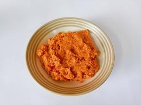 用筷子搅拌均匀，再加一点芝麻油。