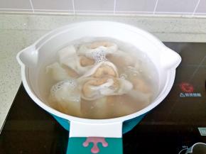 锅里放适量的水烧开，水开放入馄饨。