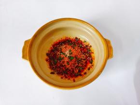 碗里放一勺生抽，一勺醋，一勺芝麻油，一勺辣椒酱，适量的芝麻与葱花，搅拌均匀。