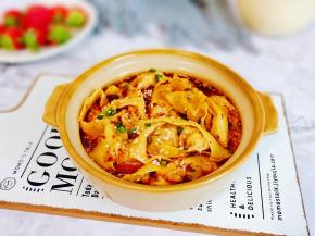 加入煮好的馄饨拌均匀就可以。