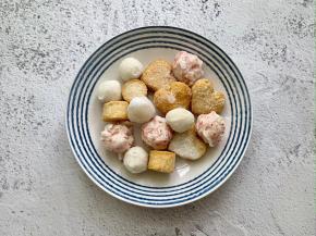 准备好你喜欢的各种火锅丸子。