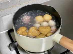 锅里烧开水，把丸子下入锅中煮熟。