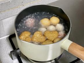 锅里烧开水，把丸子下入锅中煮熟。