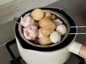 丸子捞出沥干水分