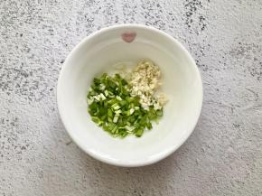 切好葱花和蒜末，放入碗中
