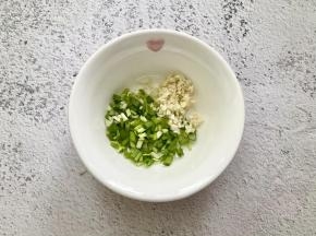 切好葱花和蒜末，放入碗中