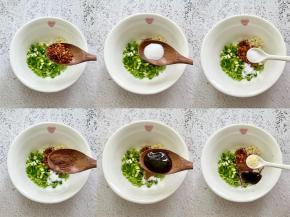 在碗中加入1勺辣椒面、1勺糖、1茶匙盐、1茶匙五香粉、1勺蚝油、1茶匙鸡精