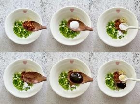 在碗中加入1勺辣椒面、1勺糖、1茶匙盐、1茶匙五香粉、1勺蚝油、1茶匙鸡精