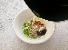 把油烧热，然后浇入碗中，把调味料拌匀