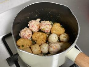 把调味料和各种丸子拌匀，装盘后再撒一些葱花点缀即可。