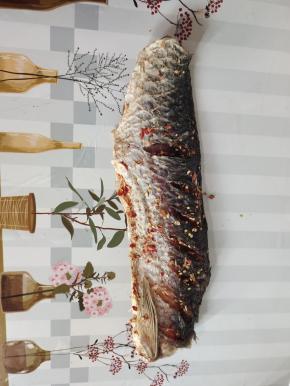 腌制好的腊鱼，取半条备用！