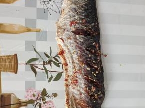 腌制好的腊鱼，取半条备用！