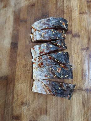 腊鱼剁成小块备用！