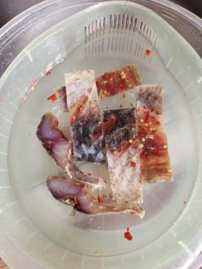 用温水把腊鱼浸泡半天，这样腊鱼就不会太咸了！