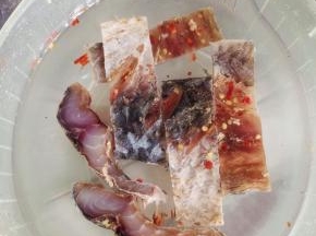 用温水把腊鱼浸泡半天，这样腊鱼就不会太咸了！